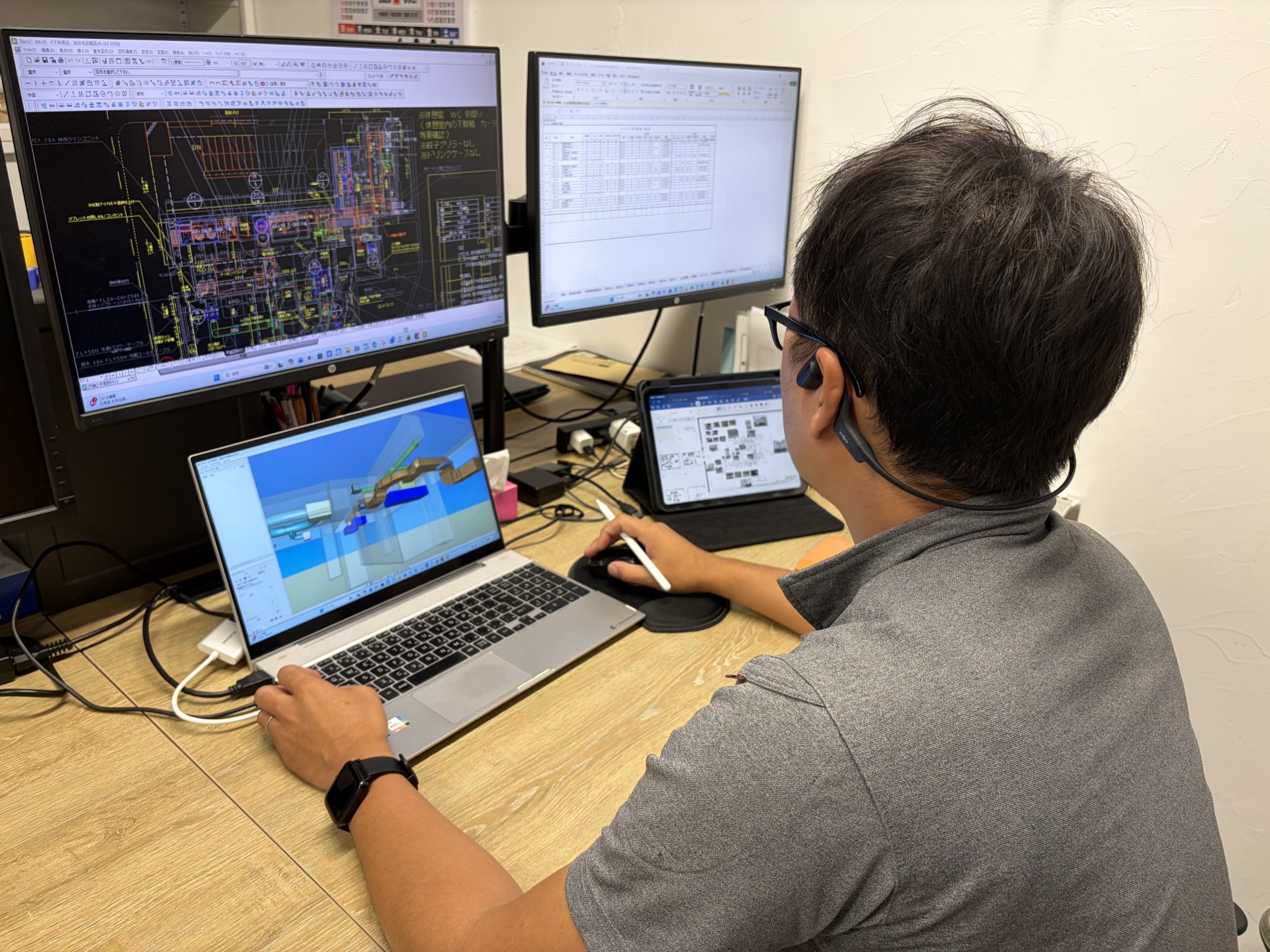 現場へ向かう作業員の後ろ姿